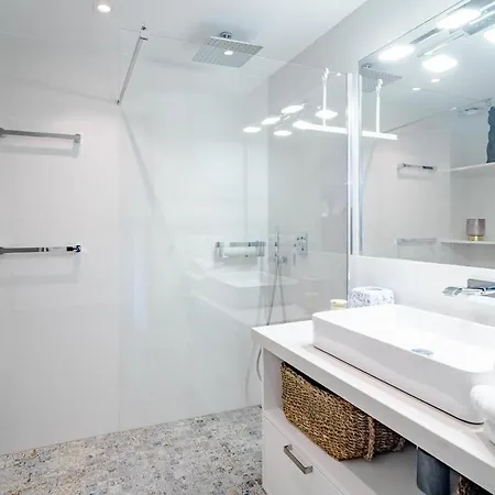 Cb- Cozy Refurbished Apartment, Perfect Location Apartment *